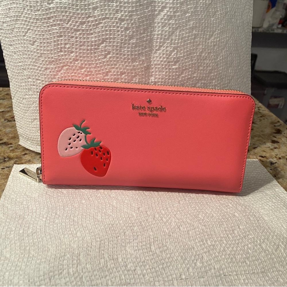🍓Kate Spade Pink Strawberry Wallet 🍓